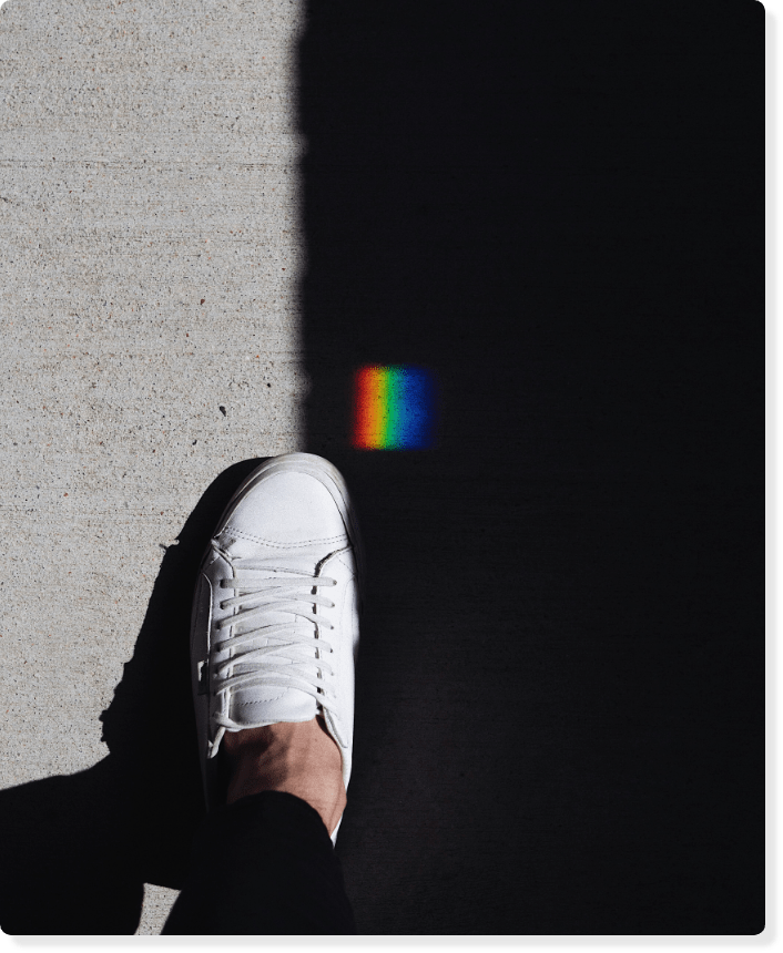 “白い靴と影と虹の画像“